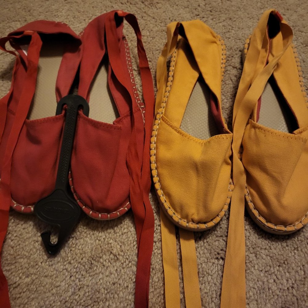 2 pairs of Havaianas flat with ankle ties